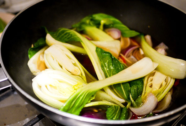 Matlagning pak choy kål