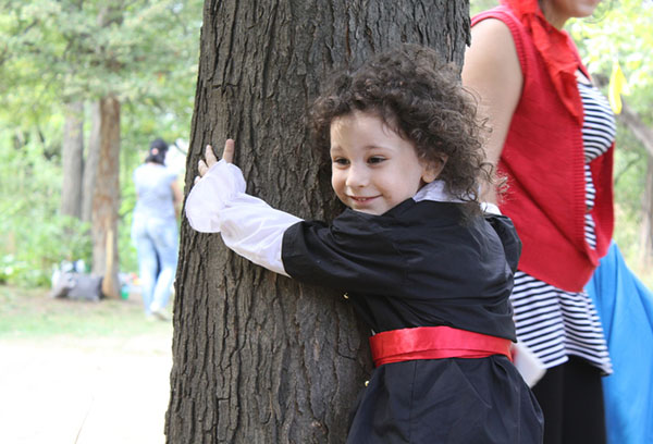 L'enfant embrasse un arbre