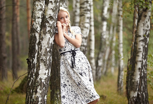 Fille dans un bosquet de bouleaux