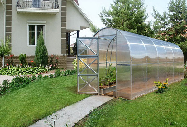 Serre en polycarbonate près de la maison