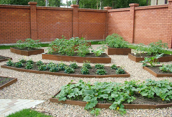 Jardin décoratif à la campagne