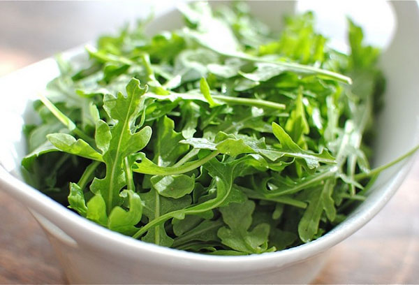 Arugula i en skål