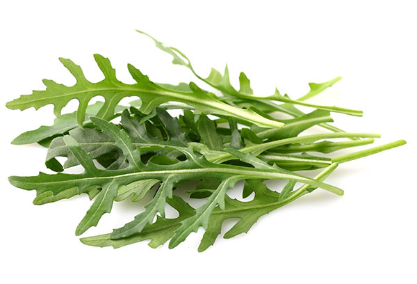 Un bouquet de feuilles de roquette