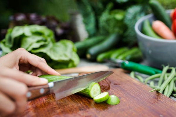 Trancher le concombre pour la salade