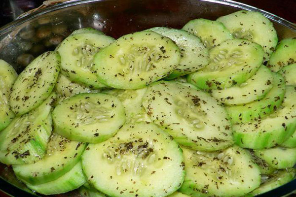 Salade de concombre au poivre