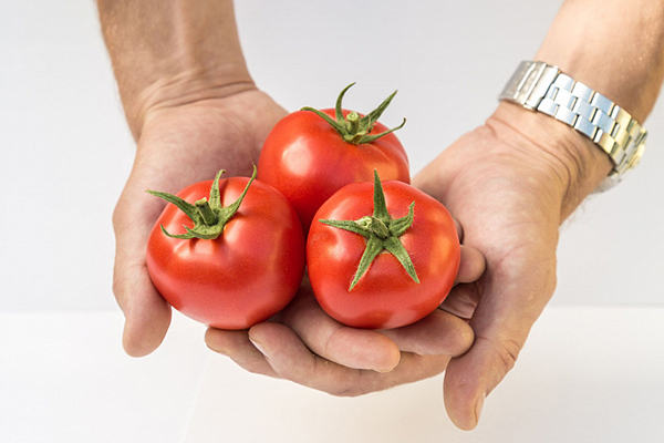 Les fruits des tomates de la variété Lyubasha