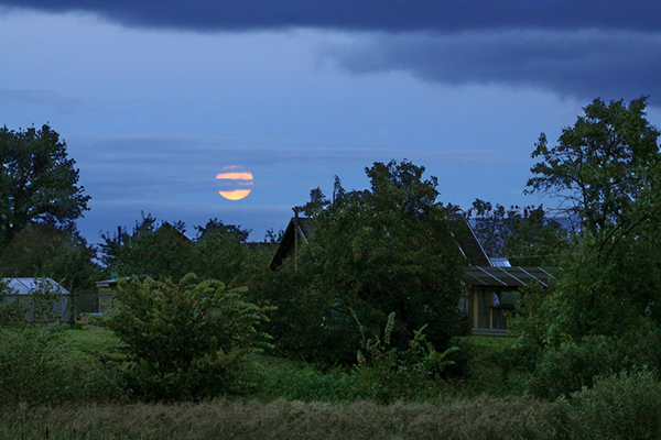 Lune dans le village