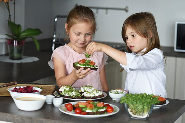 Les enfants préparent des sandwichs microgreen