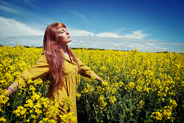 Fille dans un champ de colza