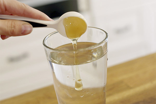 Ajouter du miel à un verre d'eau